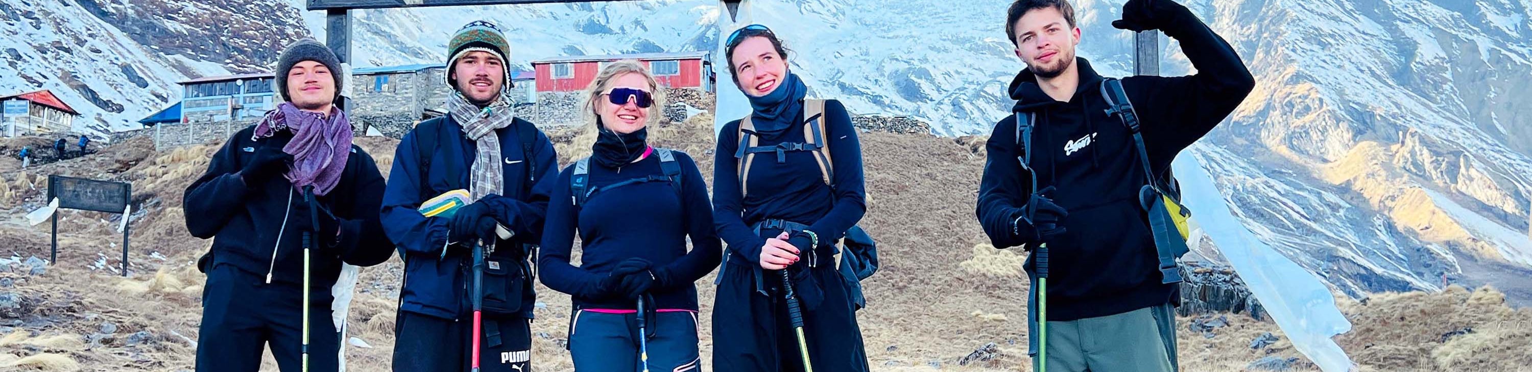 旅客們在安娜普納基地營 (ABC – 4,130 公尺) 盡情欣賞令人屏息的壯麗景色。