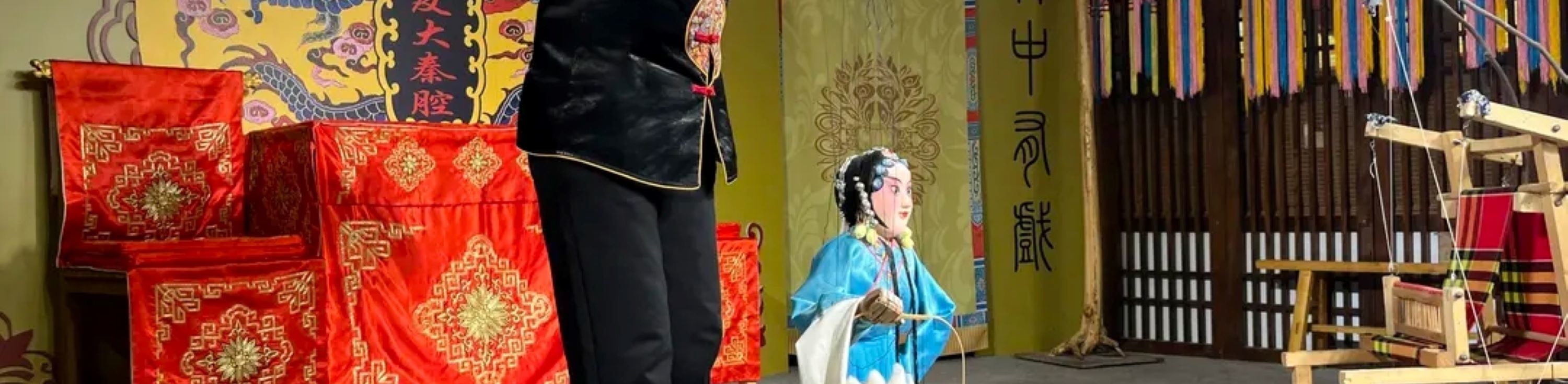 表演者操縱木偶,木偶身著藍色戲服,造型精緻,呈現出木偶戲的表演形式,體現了陝西非遺戲曲中木偶戲的獨特技藝與文化傳承 表演者操縱木偶,木偶身著藍色戲服,造型精緻,呈現出木偶戲的表演形式,體現了陝西非遺戲曲中木偶戲的獨特技藝與文化傳承