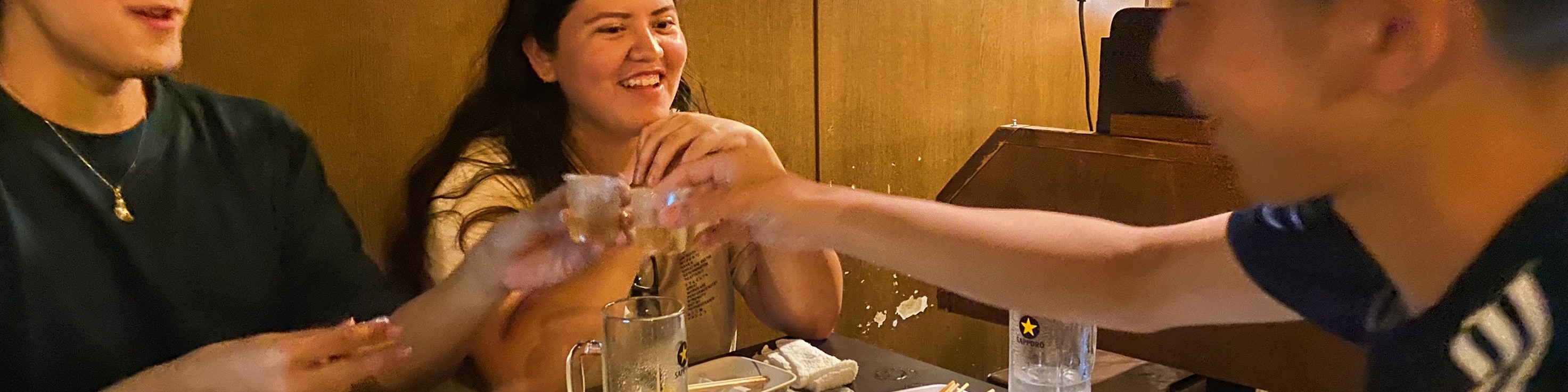 與當地導遊一起享用飲品和美食！