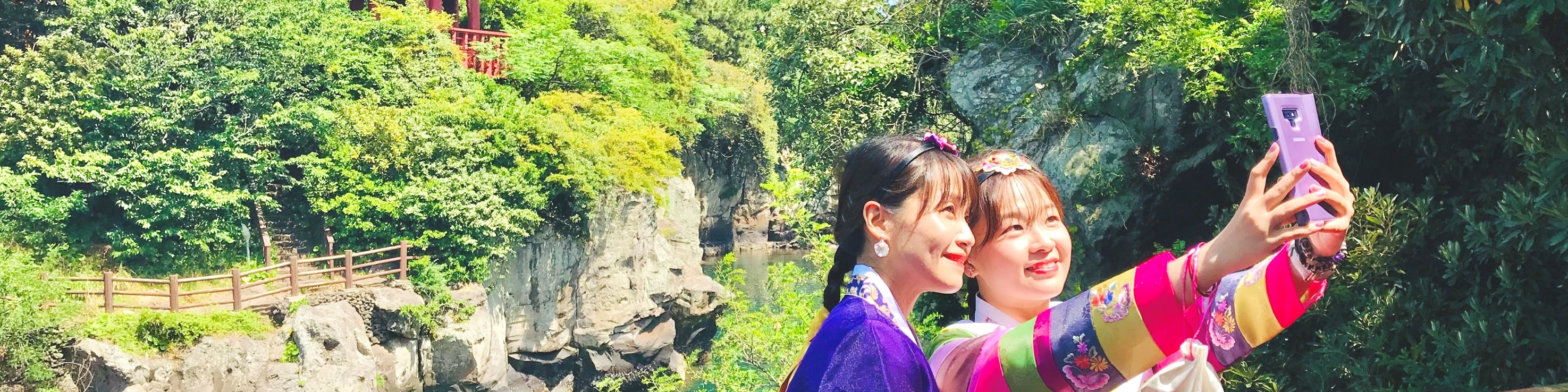 龍淵池是絕佳的拍照地點，傳統韓服與濟州島的自然美景在此完美融合。
