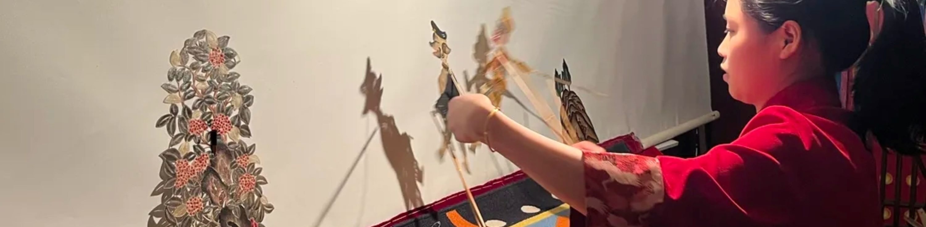 皮影戲是中國傳統民間藝術,通過在幕布後操縱皮影、配合燈光投影來演繹故事,融合了剪紙、雕刻、戲曲等多種藝術形式,具有深厚的文化底蘊,是國家級非物質文化遺產 皮影戲是中國傳統民間藝術,通過在幕布後操縱皮影、配合燈光投影來演繹故事,融合了剪紙、雕刻、戲曲等多種藝術形式,具有深厚的文化底蘊,是國家級非物質文化遺產