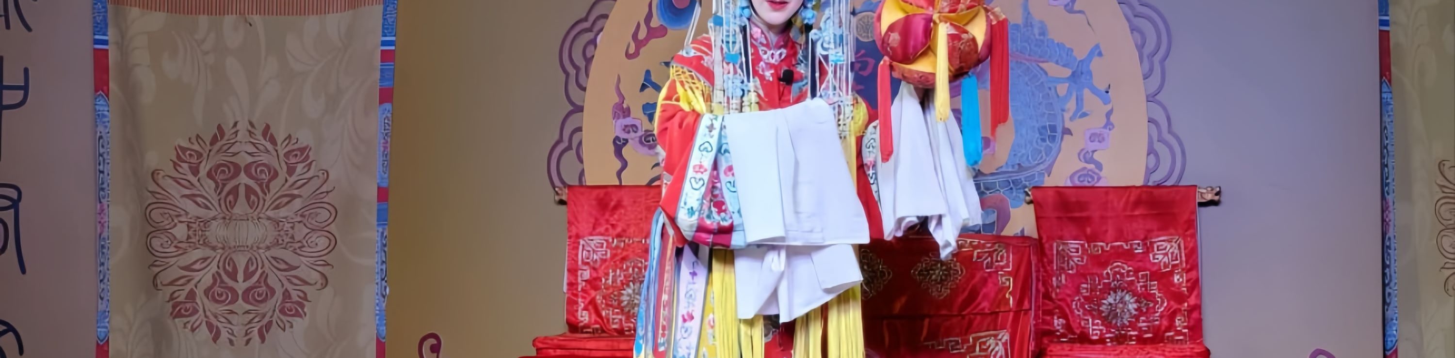 演員身著華麗戲服,頭戴精緻鳳冠,手持繡球,妝容細膩,背景的傳統戲曲佈景與裝飾,盡顯秦腔服飾的繁複精美與舞臺藝術的莊重 演員身著華麗戲服,頭戴精緻鳳冠,手持繡球,妝容細膩,背景的傳統戲曲佈景與裝飾,盡顯秦腔服飾的繁複精美與舞臺藝術的莊重