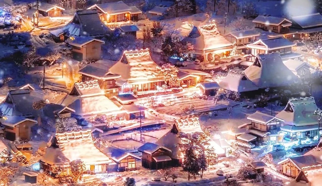 雪夜中三百盞燈籠點亮茅葺屋頂,美山冬燈廊化身為京都最夢幻的冬季童話村。 雪夜中三百盞燈籠點亮茅葺屋頂,美山冬燈廊化身為京都最夢幻的冬季童話村。