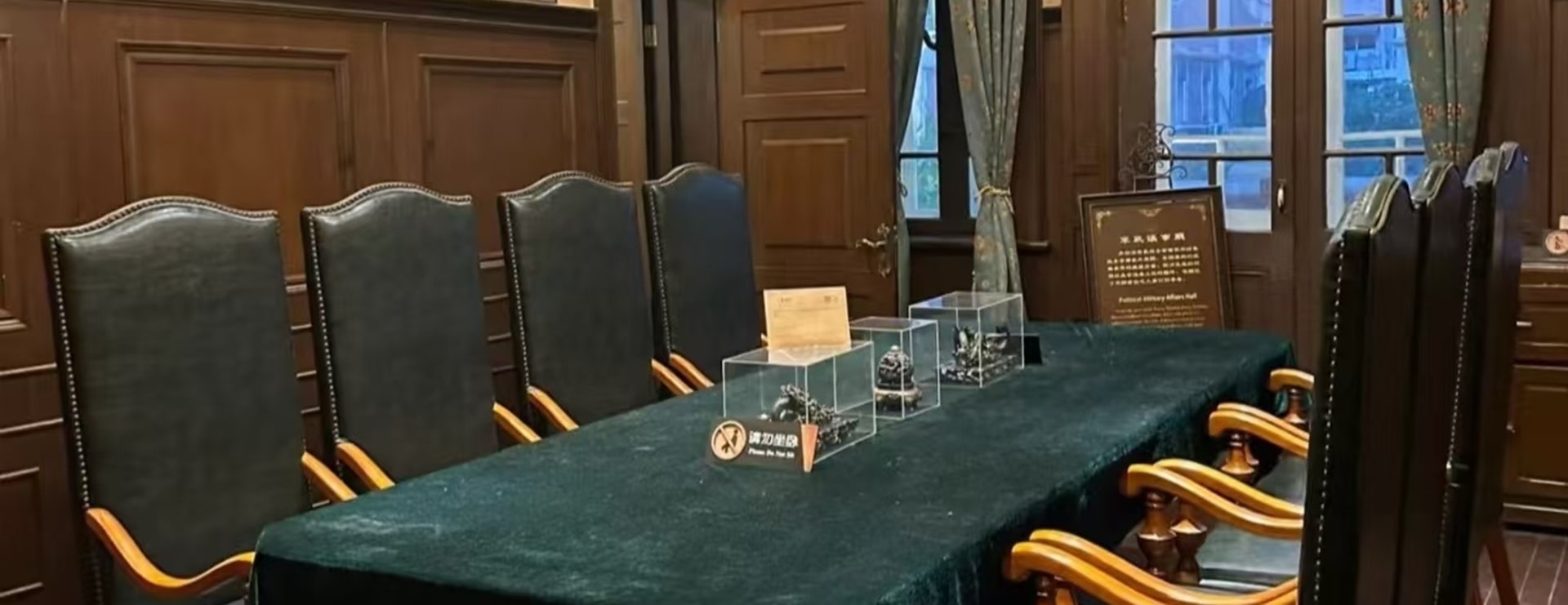 書房旁的會客廳則更為正式,用於接待重要賓客,室內擺放著中式紅木傢俱,牆壁上掛著書法作品,將西式建築的空間與中式文化的內涵完美結合 書房旁的會客廳則更為正式,用於接待重要賓客,室內擺放著中式紅木傢俱,牆壁上掛著書法作品,將西式建築的空間與中式文化的內涵完美結合