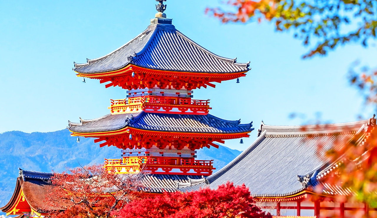 清水寺建於懸崖之上，以宏偉的木造舞臺聞名，是京都最具人氣的古剎之一。寺內的音羽瀑布更被視為祈求健康、學業與姻緣的靈泉。