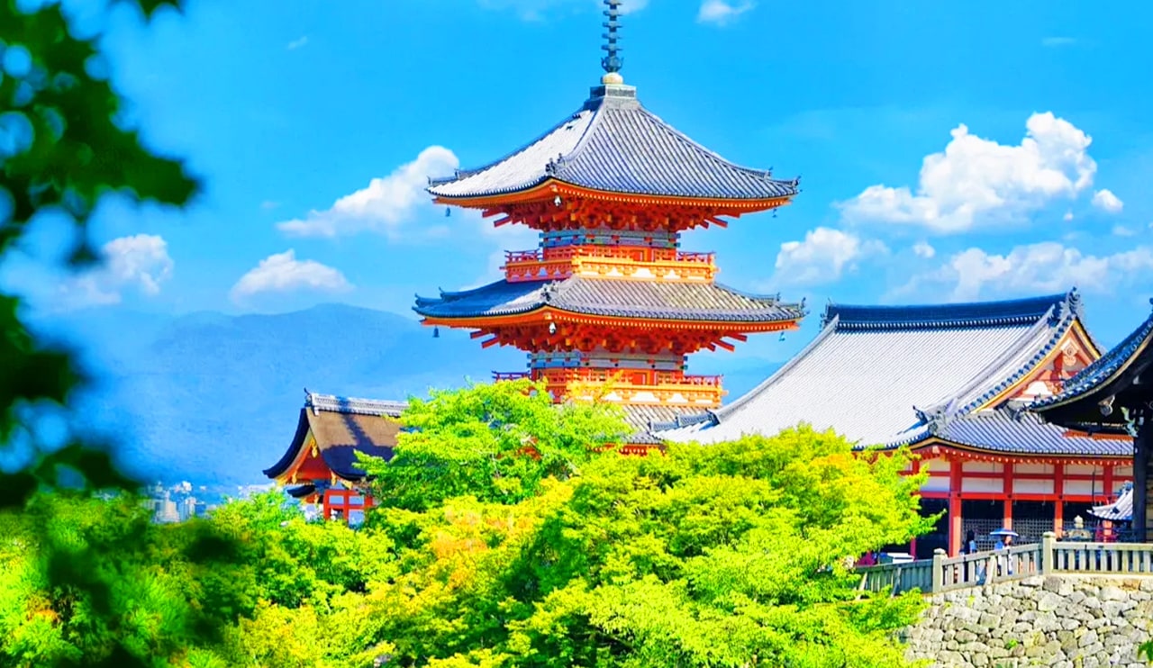 Kiyomizu-dera Temple, built on a cliff and renowned for its magnificent wooden stage, is one of Kyoto's most popular ancient temples. The temple's Otowa Waterfall is also regarded as a sacred spring for praying for health, studies, and matchmaking.