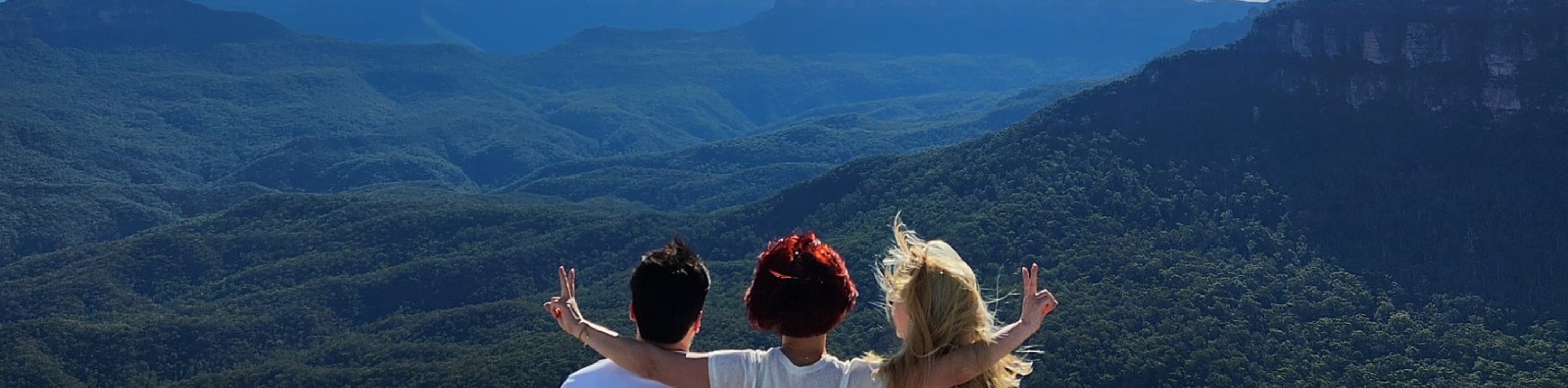 呼吸著帶有桉樹香味的清新空氣,藍色薄霧將陽光灑在群山之間 呼吸著帶有桉樹香味的清新空氣,藍色薄霧將陽光灑在群山之間