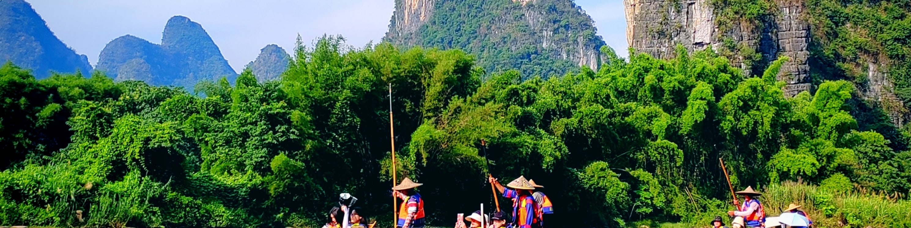 “舟行碧波上,人在畫中游。”於遇龍河上,此般詩意之景,唯有乘一葉竹筏,方能真切領略。 “舟行碧波上,人在畫中游。”於遇龍河上,此般詩意之景,唯有乘一葉竹筏,方能真切領略。