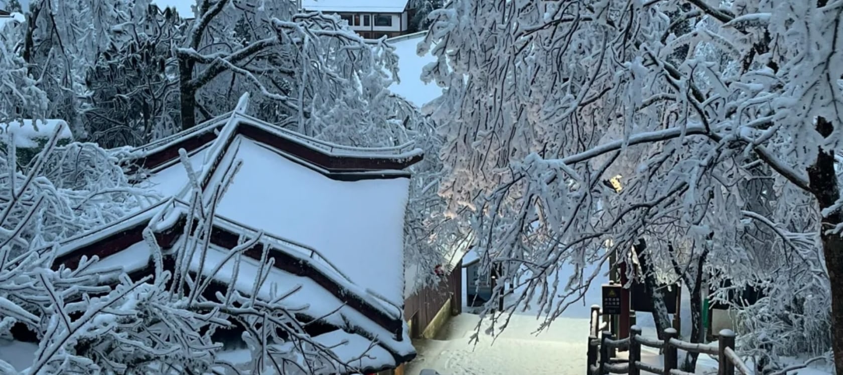 四川峨眉山樂山經典2日遊（樂山大佛+報國寺+峨眉山金頂+觀日出 雲海 佛光 聖燈+特色四川火鍋+精選酒店+成都往返）