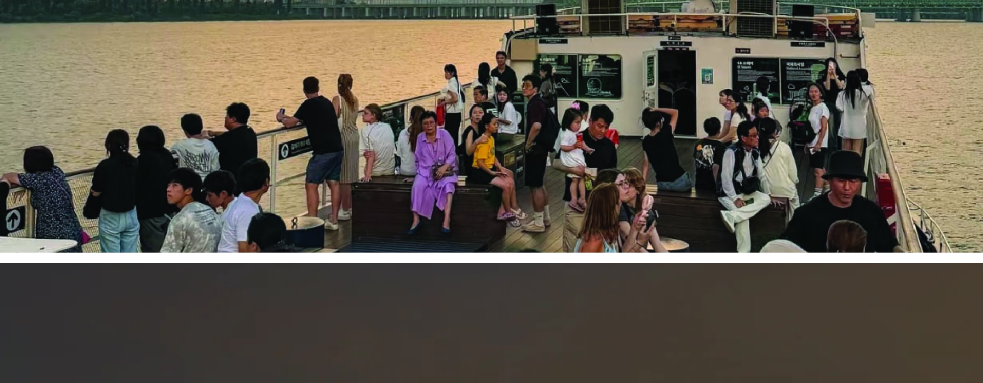 搭乘漢江郵輪，從水上欣賞首爾的城市天際線亮起。