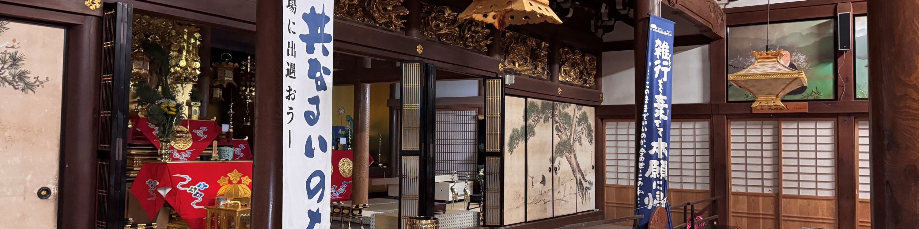 白川鄉明善寺博物館 (可選擇是否參觀，不含門票)：明善寺與一般日本寺廟的瓦片屋頂不同，其獨特之處在於主殿、鐘樓和僧房都採用了合掌造風格的巨大茅草屋頂。