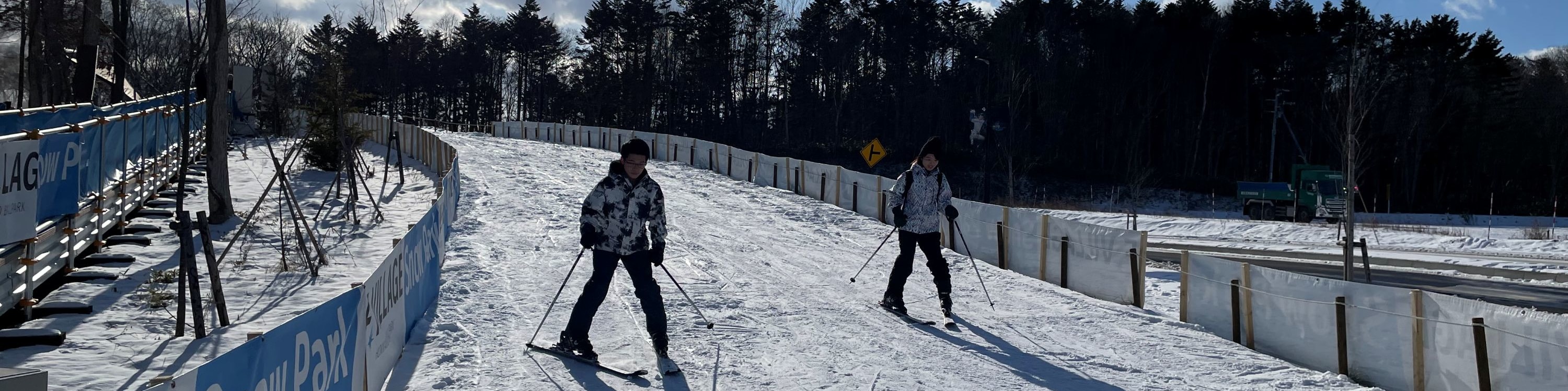 在札幌附近的雪上樂園 F 村體驗首次滑雪和雪橇（含接送服務）