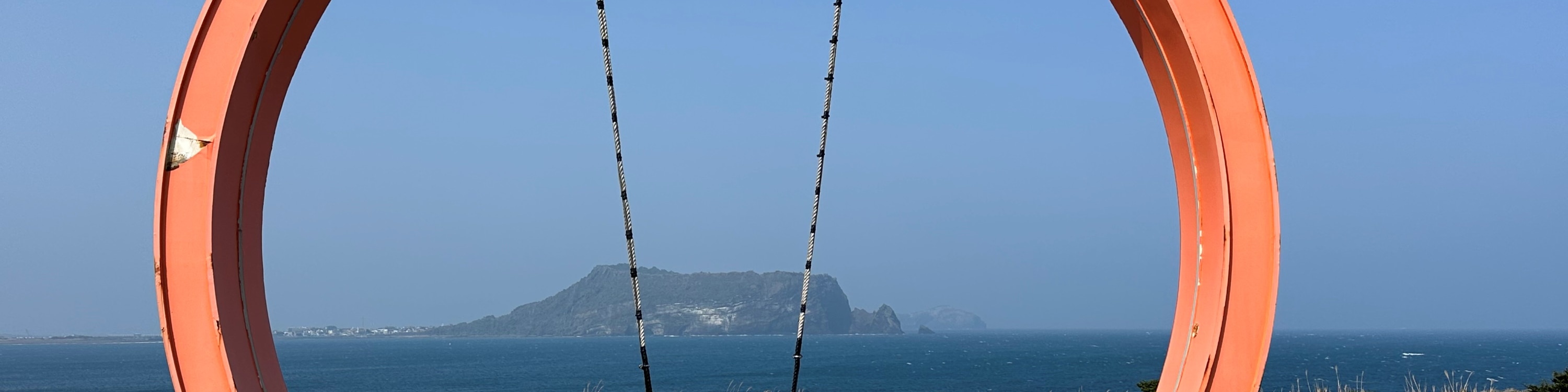 在涉地可支的巨型鞦韆上，將雄偉的城山日出峰美景盡收眼底。