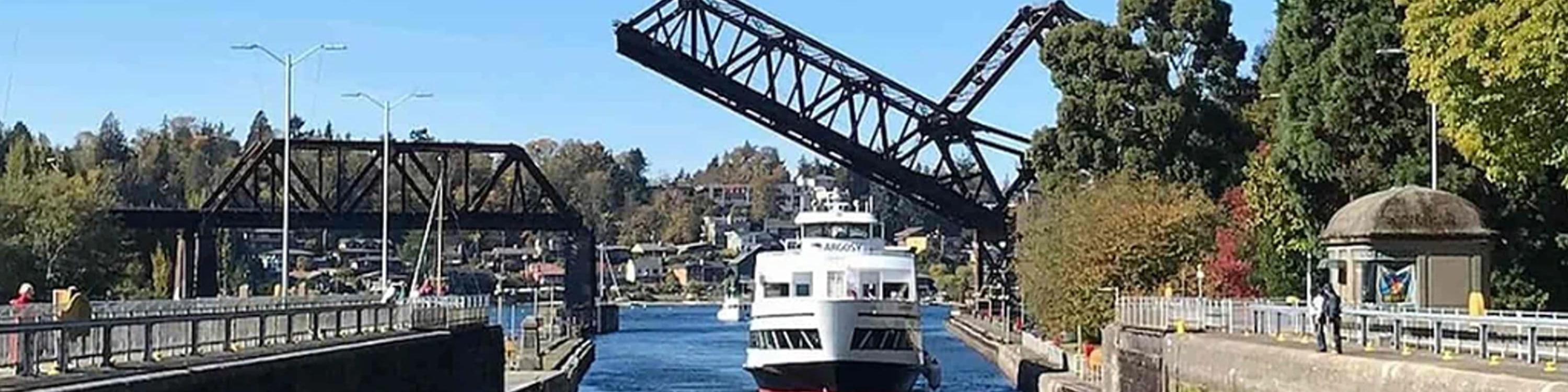 搭乘遊船穿梭於西雅圖 (Seattle) 著名的巴拉德水閘 (Ballard Locks)，盡情飽覽令人屏息的迷人海濱風光