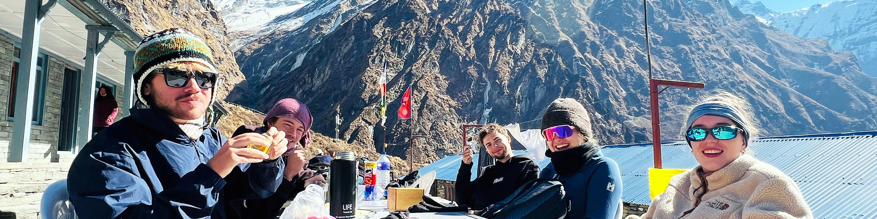 旅客們在前往安娜普納基地營（ABC – 4,130 公尺）的徒步旅程中，享受短暫的茶點時光。