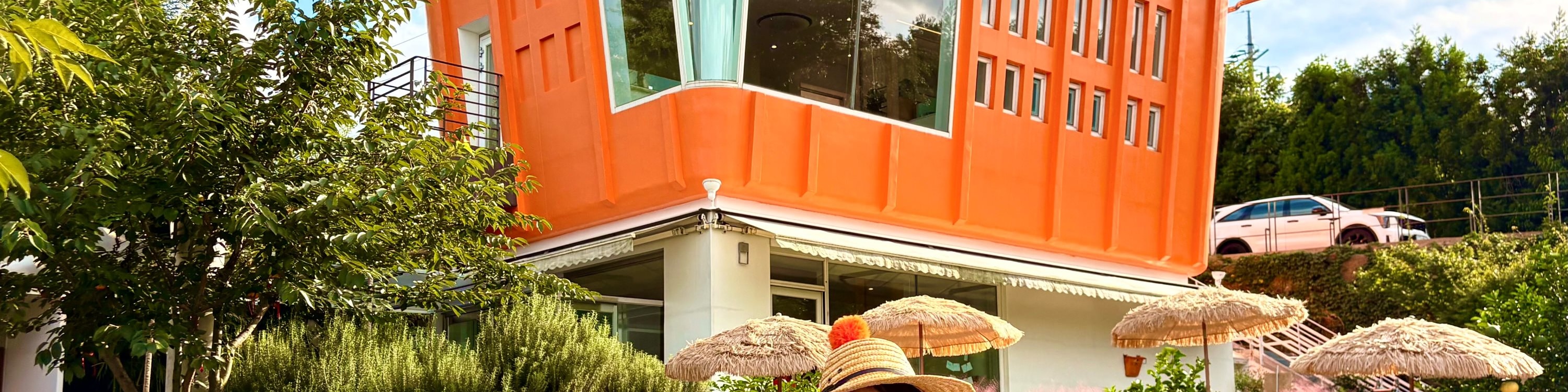 在柑橘咖啡廳結束您的一天，這裡有濟州柑橘園中蘊藏的奇思妙想。品嚐新鮮果汁，享用柑橘風味的甜點，沉浸在這個島嶼最具標誌性的水果的甜蜜精華中。（如果柑橘咖啡廳因故關閉，將更換為胡蘿蔔咖啡廳）