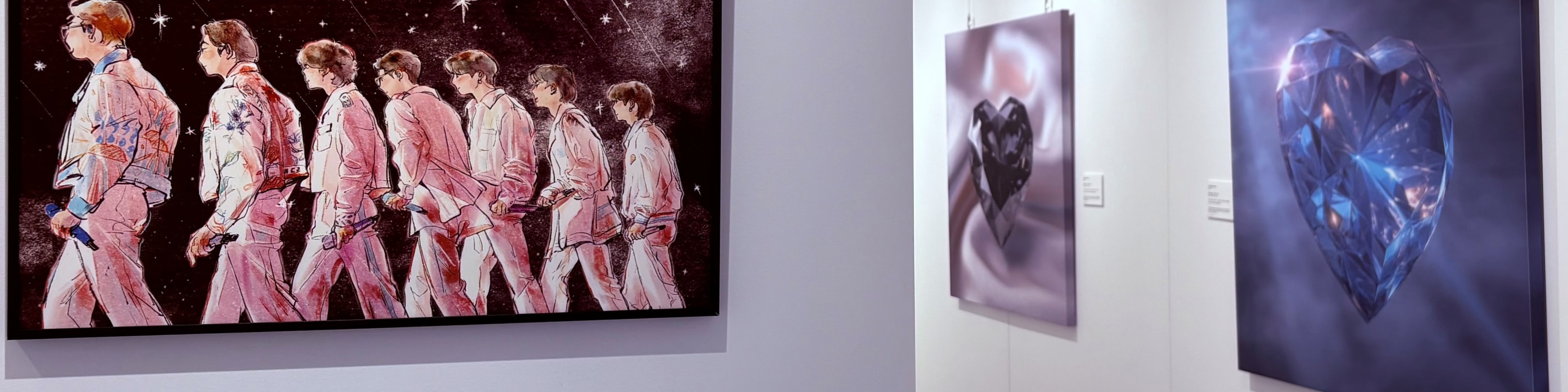 在Young Forever咖啡館的BTS粉絲藝術畫廊展示了來自世界各地的粉絲藝術作品,頌揚了全球粉絲的創造力和熱愛。 在Young Forever咖啡館的BTS粉絲藝術畫廊展示了來自世界各地的粉絲藝術作品,頌揚了全球粉絲的創造力和熱愛。