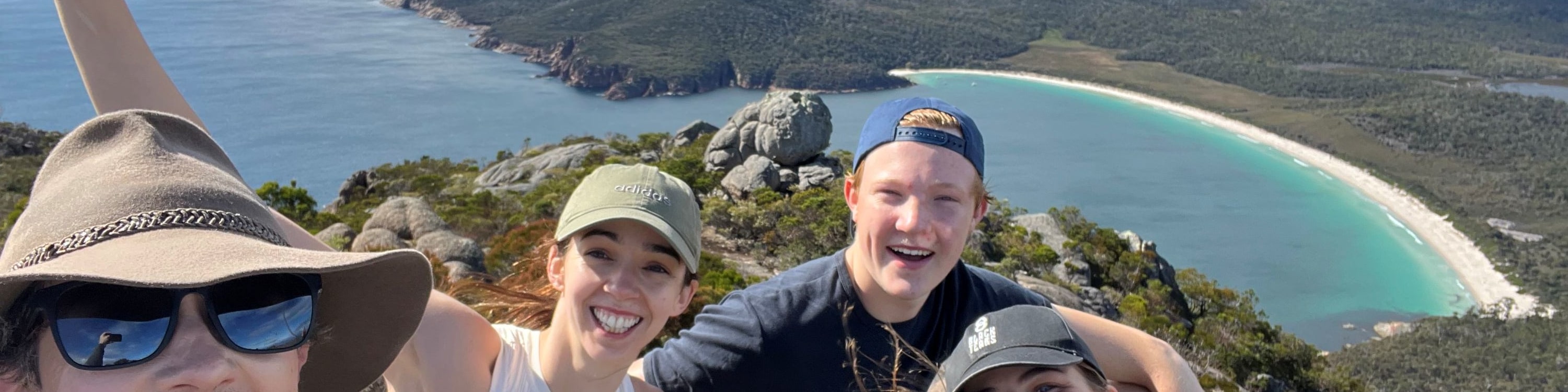 我們徒步前往酒杯灣（Wineglass Bay）的最佳觀景點！