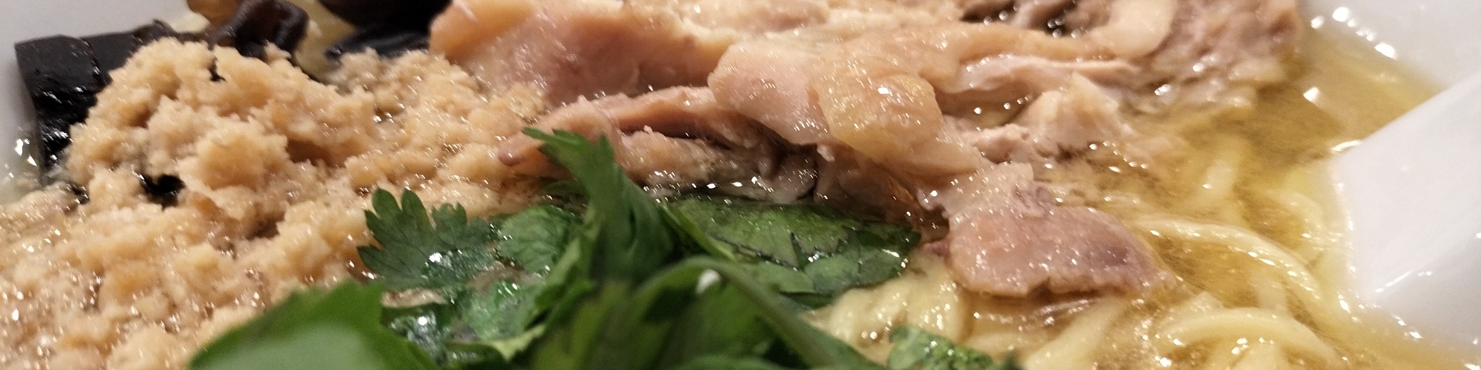 午餐時，導遊會根據您的喜好，帶您到不同種類的拉麵店品嚐。