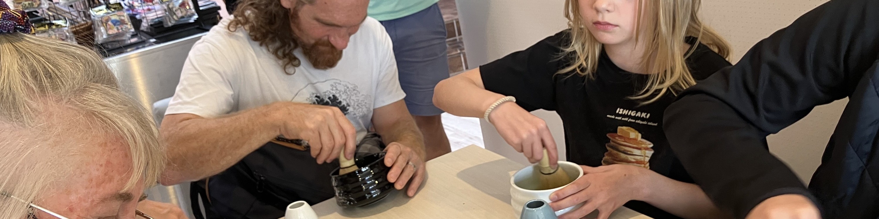 旅客體驗日式抹茶文化,感受京都傳統茶道的靜謐與專注。 旅客體驗日式抹茶文化,感受京都傳統茶道的靜謐與專注。