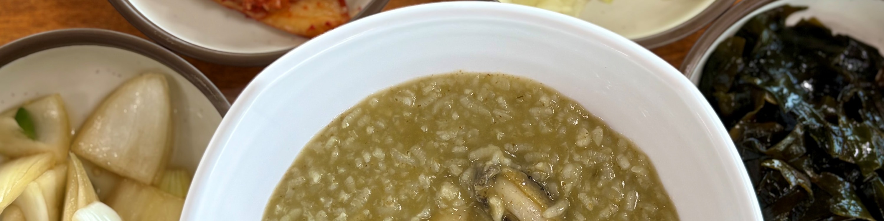 在舒適的餐廳裡,品嚐由濟州海女(女性潛水員)準備的正宗鮑魚粥。
(提供素食菜單。午餐自費。) 在舒適的餐廳裡,品嚐由濟州海女(女性潛水員)準備的正宗鮑魚粥。
(提供素食菜單。午餐自費。)