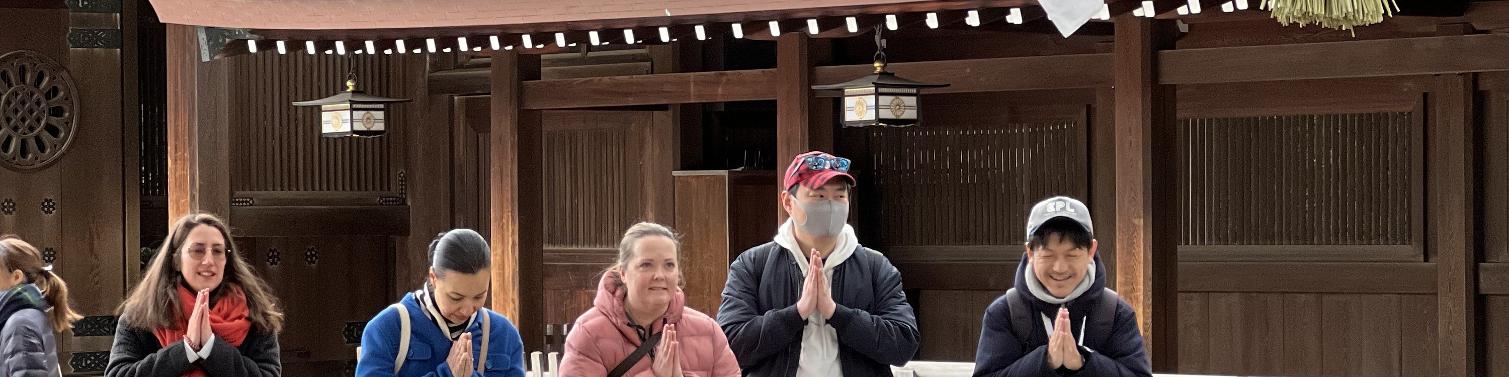 在神聖的神社雙手合十,導遊將為您解說日本古老神道儀式背後微妙的意義與傳統。 在神聖的神社雙手合十,導遊將為您解說日本古老神道儀式背後微妙的意義與傳統。