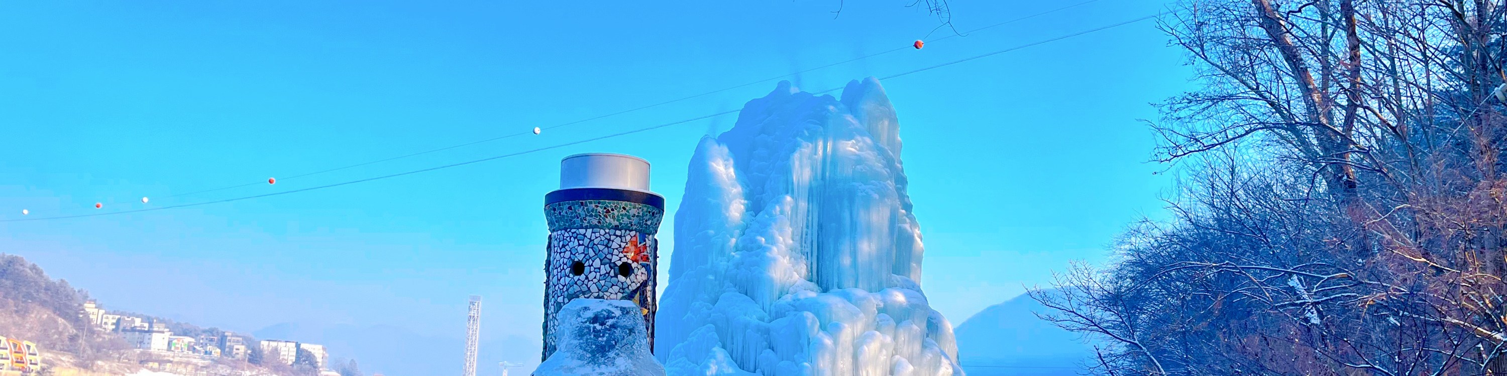湛藍天空與閃耀白雪相互輝映，將南怡島 (Nami Island) 的冬日仙境完美呈現。