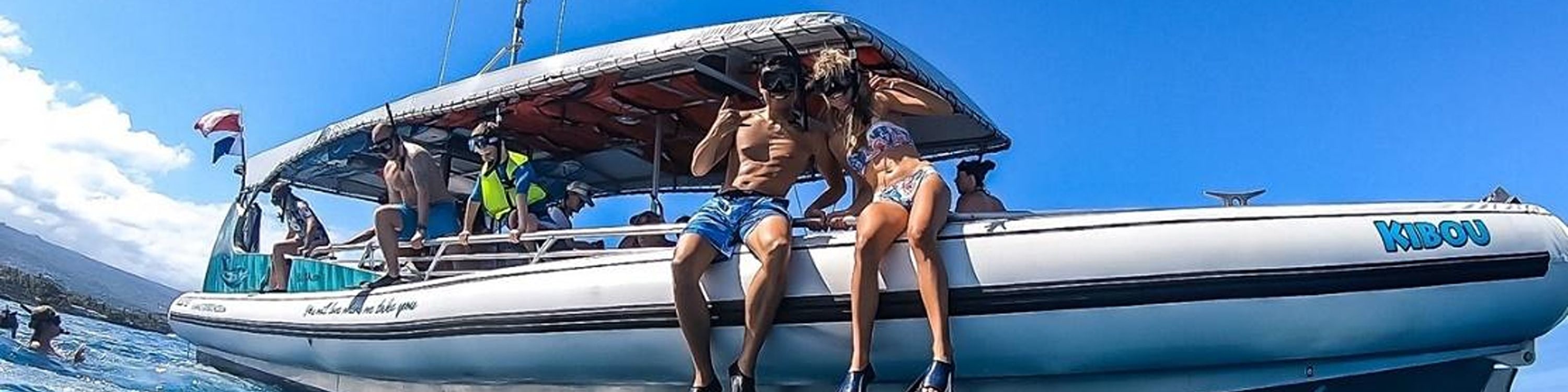 遊客在船上放鬆身心，盡情享受夏威夷的陽光和海風