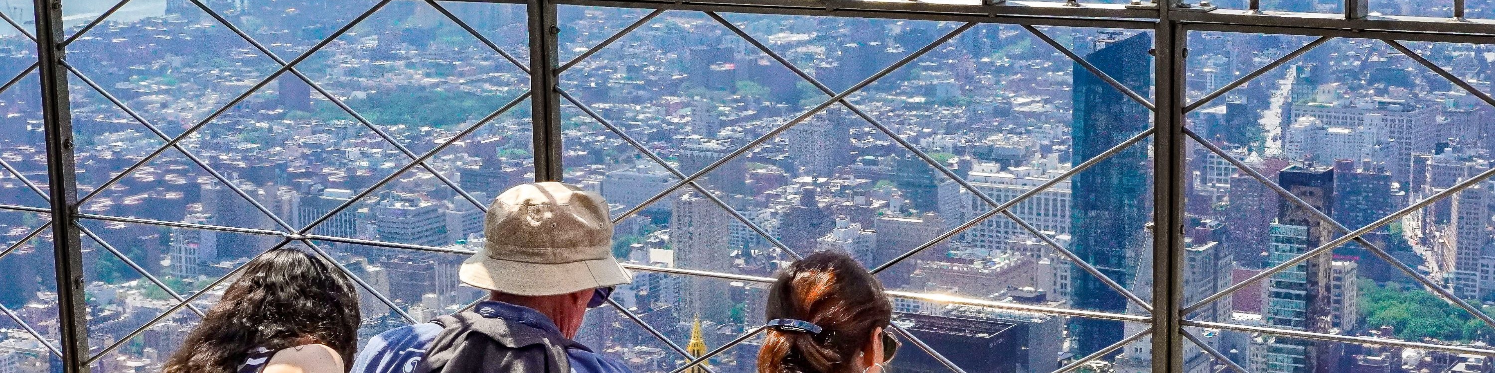 遊客們在帝國大廈欣賞紐約市廣闊的天際線 遊客們在帝國大廈欣賞紐約市廣闊的天際線