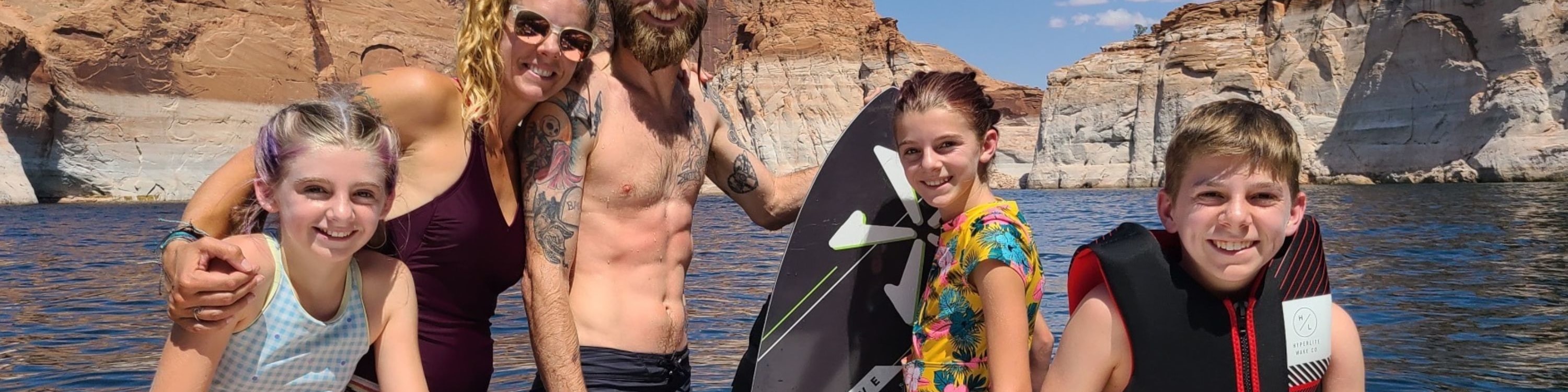 Create unforgettable memories while exploring Lake Powell’s stunning natural beauty by boat