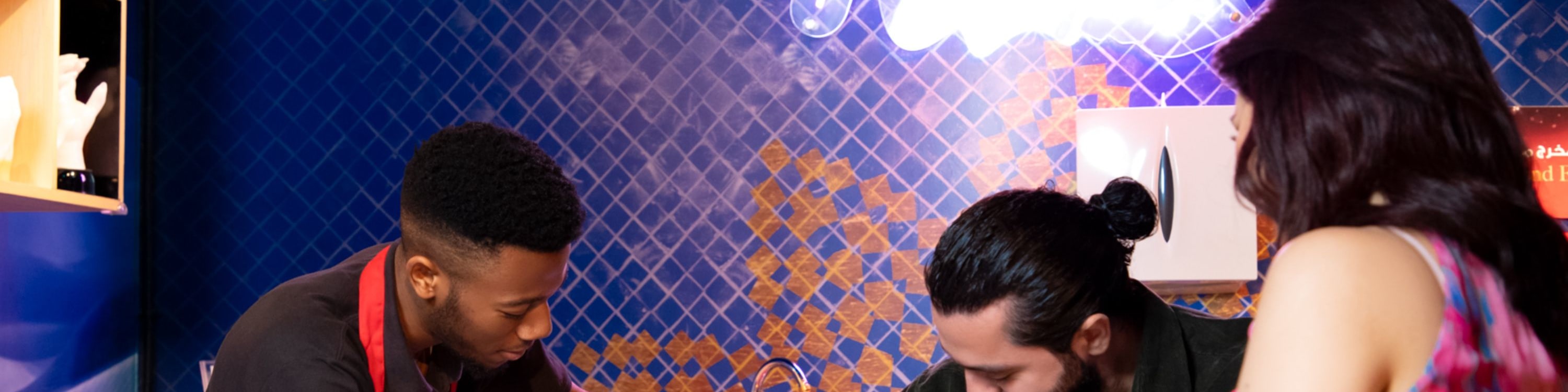 將您的手浸入蠟池中，打造獨一無二的蠟手雕塑，留下難忘回憶！