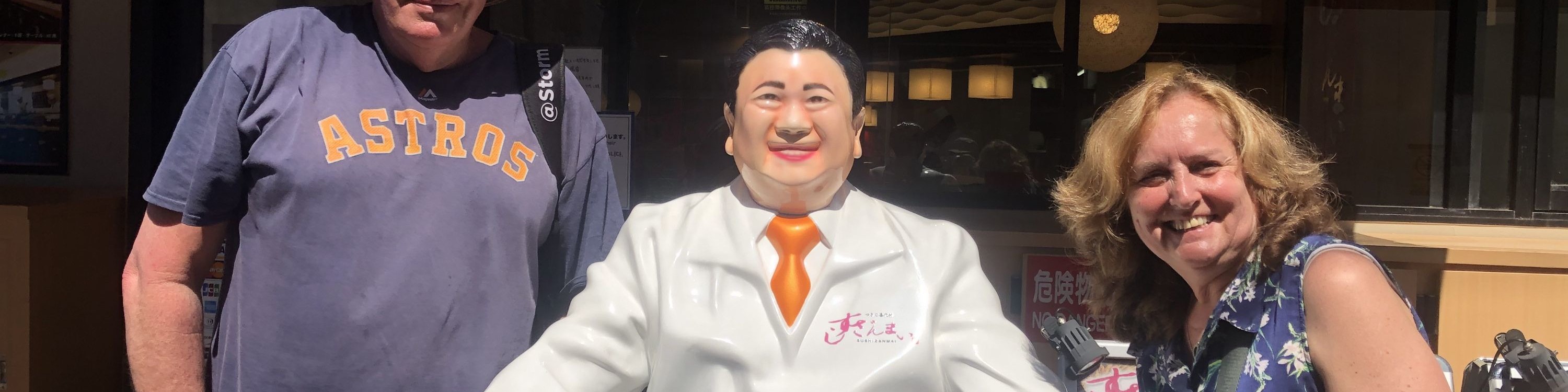 不要錯過與日本最大回轉壽司連鎖店的著名創始人的紀念碑合影留念的機會。