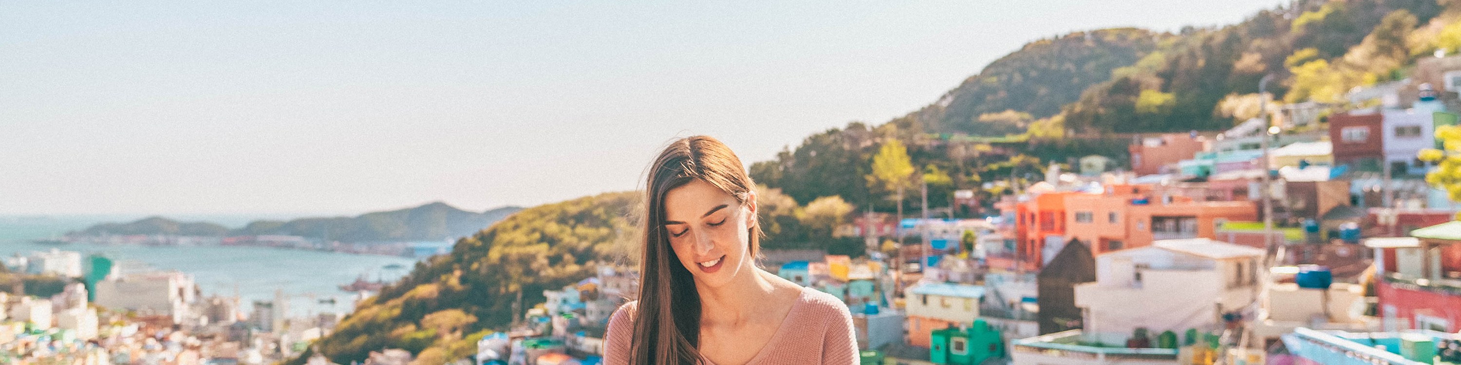 在色彩繽紛的甘川文化村享用一杯咖啡，欣賞美景