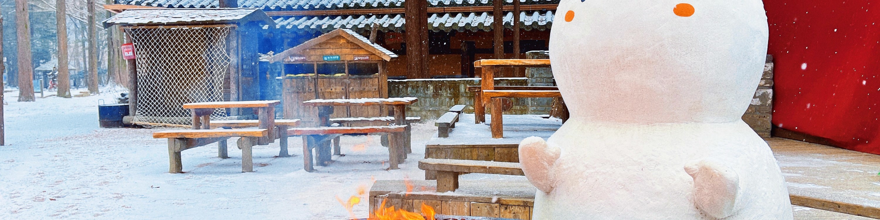 在南怡島的冬季，溫馨的營火與雪雕帶來暖意。