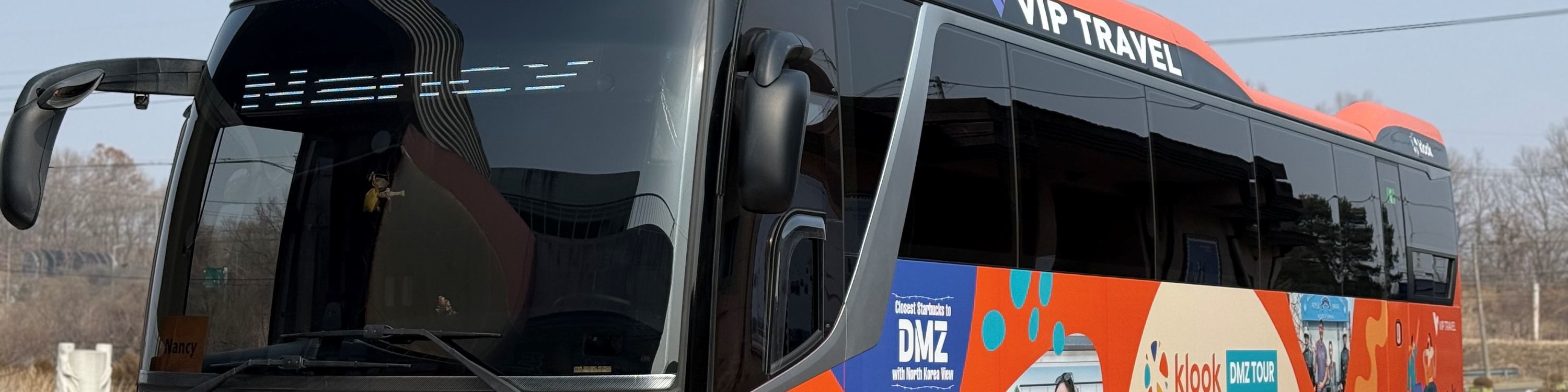 韓國最佳 DMZ 非軍事區導遊 — 我們的 DMZ 非軍事區行程皆由 易遊網 旗下擁有完整執照且經驗豐富的導遊帶領。憑藉超過 10 年的豐富經驗，我們很榮幸能為您提供最優質的 DMZ 非軍事區之旅，保證給您最佳體驗。我們經驗豐富的導遊和我們的