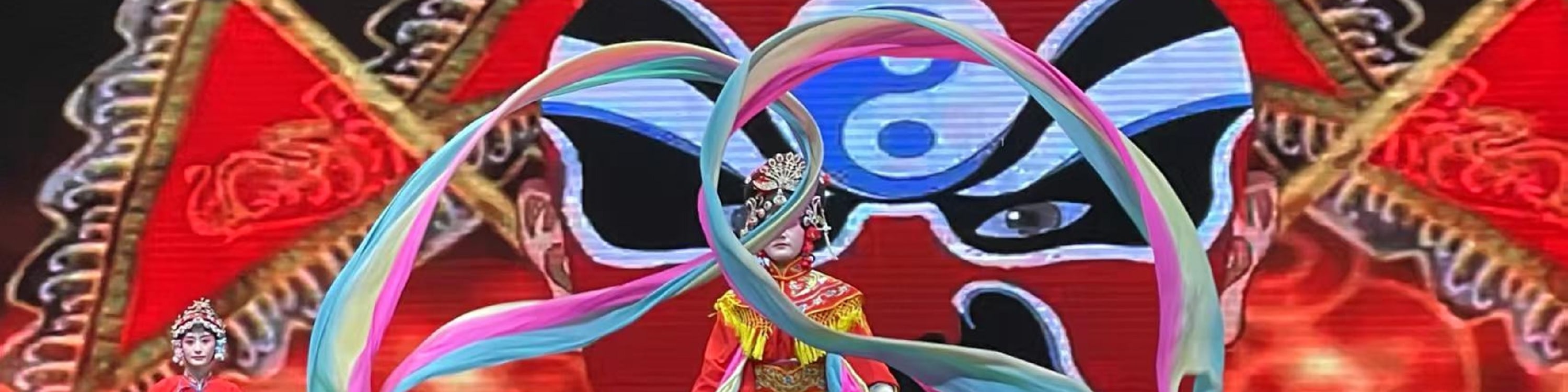 甩袖通過各種優美的甩動動作，表達角色的情感和情緒變化