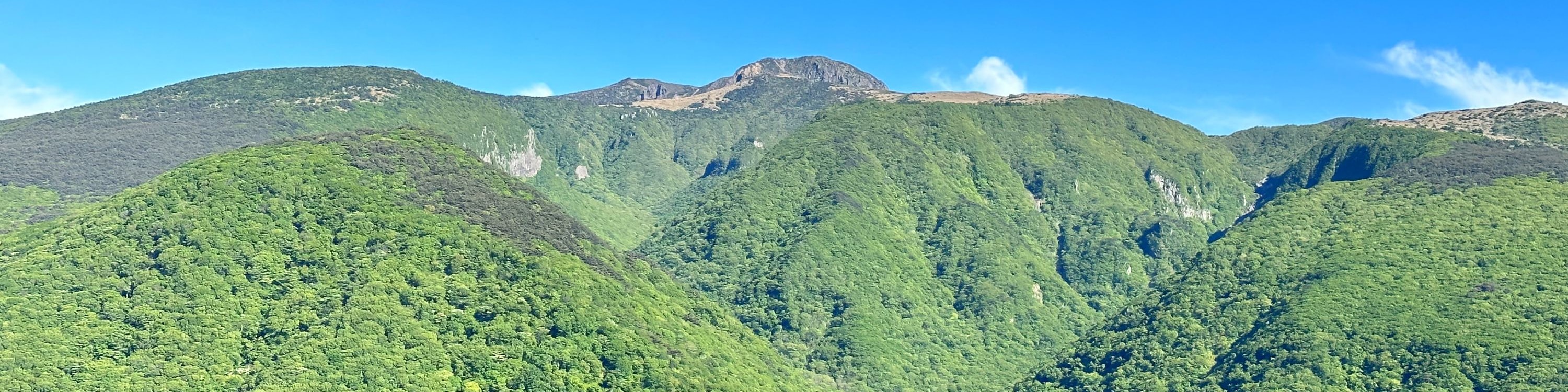 沿著御乘生嶽（Eoseungsaeng-ak）最短路線（2.6公里往返，需1小時），欣賞漢拏山令人驚歎的美景。