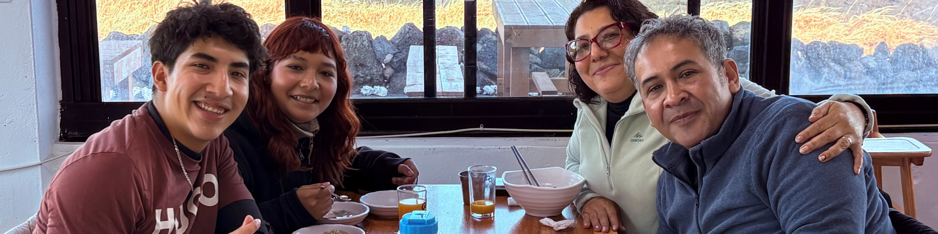 在一家質樸而風景優美的餐廳與海女們見面,這家餐廳通過其美食和服務體現了海女精神。 在一家質樸而風景優美的餐廳與海女們見面,這家餐廳通過其美食和服務體現了海女精神。