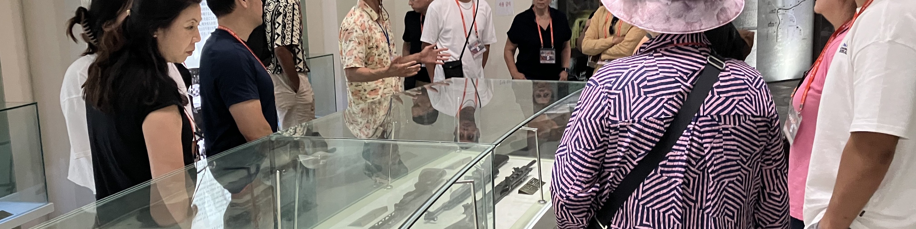 一位講英語的導遊將為您講解朝鮮戰爭期間使用的設備展覽。 一位講英語的導遊將為您講解朝鮮戰爭期間使用的設備展覽。