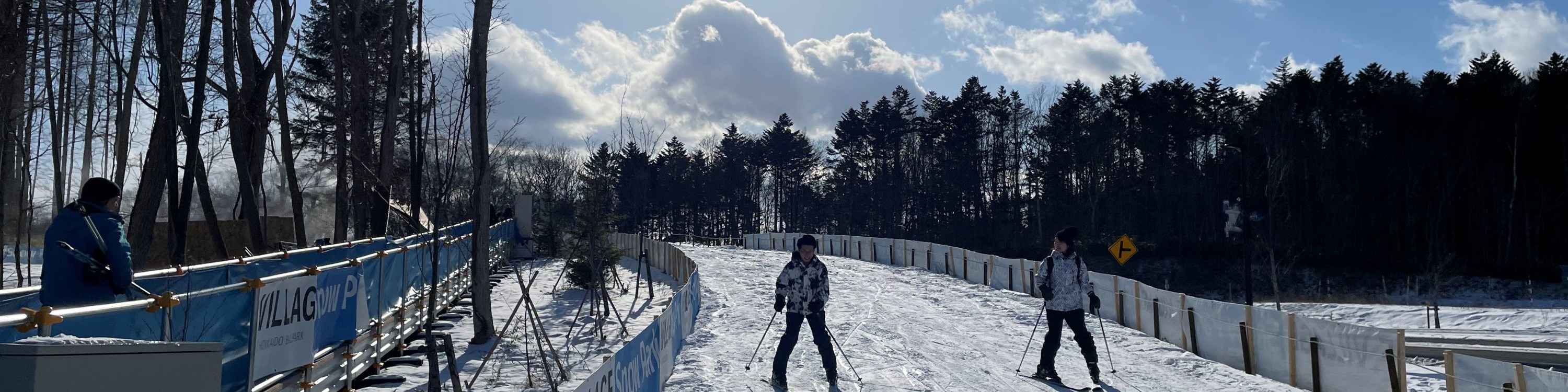 在札幌附近的雪上樂園 F 村體驗首次滑雪和雪橇（含接送服務）