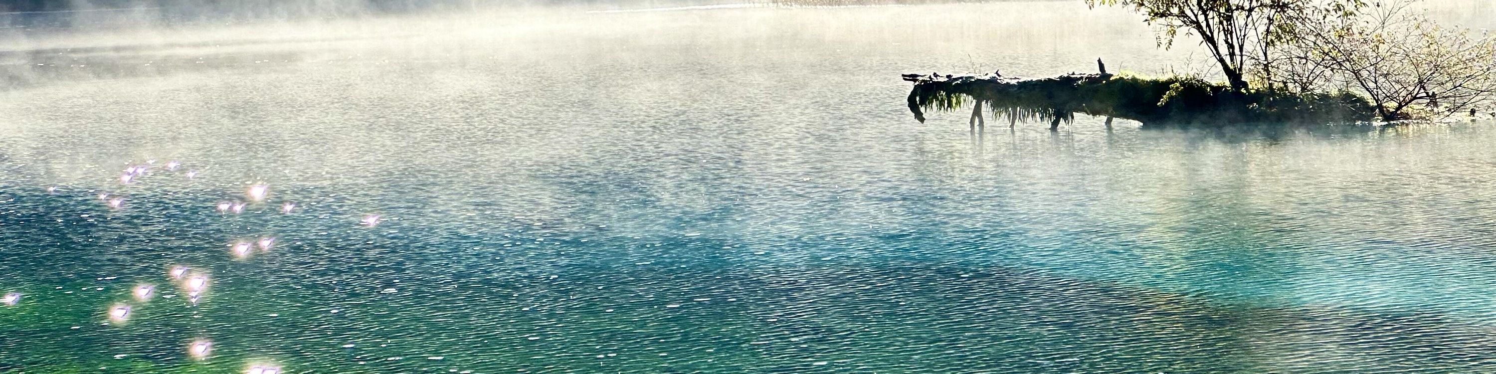 澄澈如鏡的湖水,將雪山、彩林與流雲盡數攬入懷中,這是大自然親手繪就的童話 澄澈如鏡的湖水,將雪山、彩林與流雲盡數攬入懷中,這是大自然親手繪就的童話