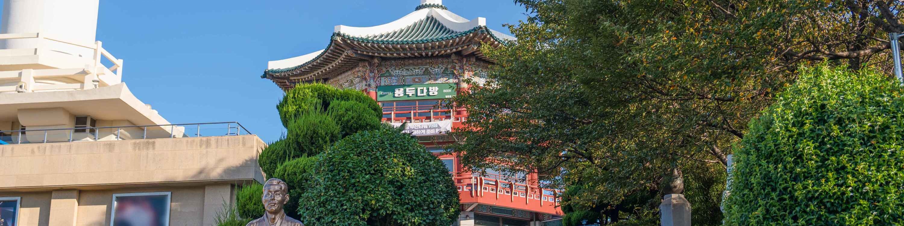 龍頭山公園:登上龍頭山公園,深入釜山歷史的中心,標誌性的釜山塔可讓您360度飽覽繁華都市和港口的壯麗景色。(請注意:釜山塔門票不包含在行程價格中。) 龍頭山公園:登上龍頭山公園,深入釜山歷史的中心,標誌性的釜山塔可讓您360度飽覽繁華都市和港口的壯麗景色。(請注意:釜山塔門票不包含在行程價格中。)
