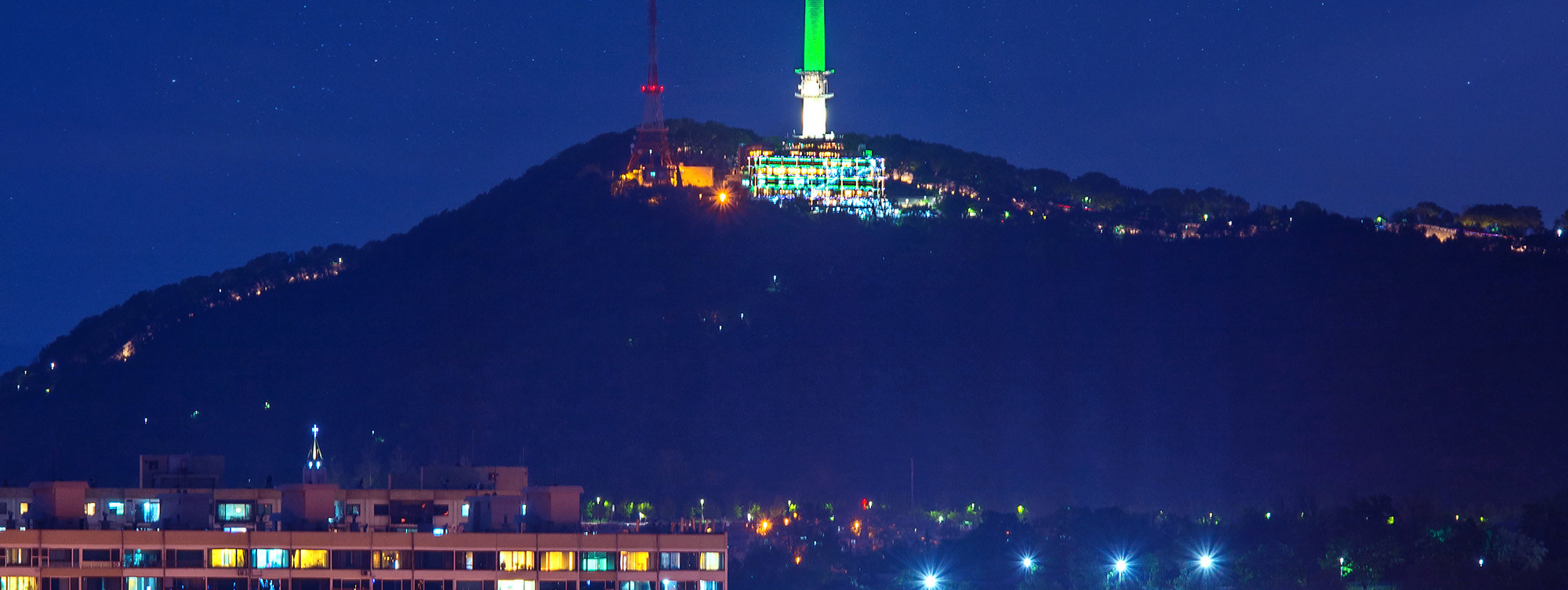 汝矣島漢江公園夜景迷人，璀璨的城市燈光與寧靜的漢江交相輝映。