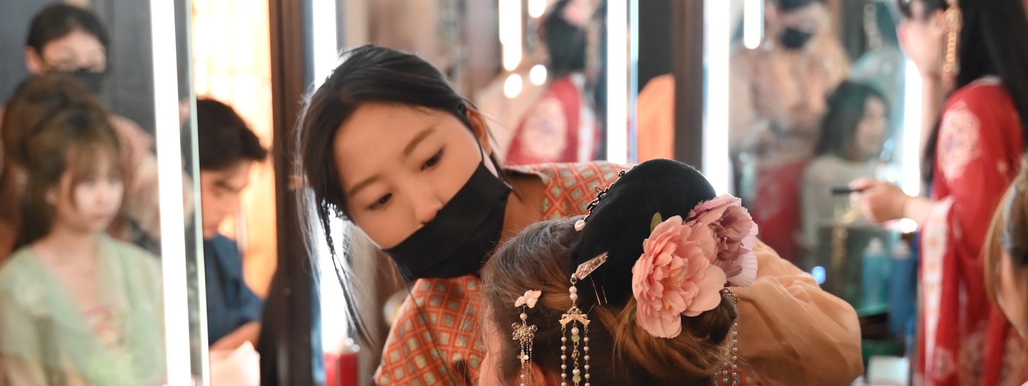 您也可以加購彩妝服務。 您也可以加購彩妝服務。