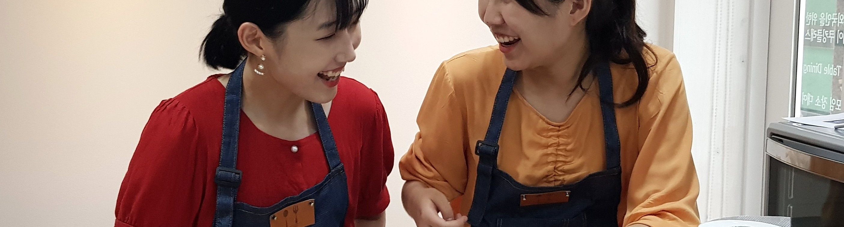 客人們在慶州廚房分享有趣的烹飪時光，一起歡笑學習。