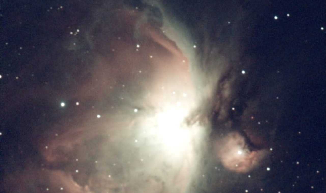 使用我們的ZWO Seestar S50實時拍攝！這張令人驚歎的獵戶座星雲圖像展示了阿卡羅阿黑暗天空的力量。您將立即收到數位照片。