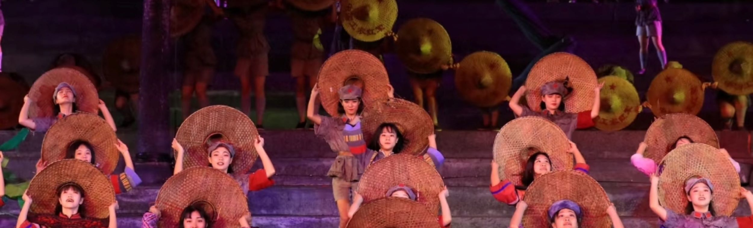 階梯式實景舞臺，以草帽為道具，配合燈光營造氛圍