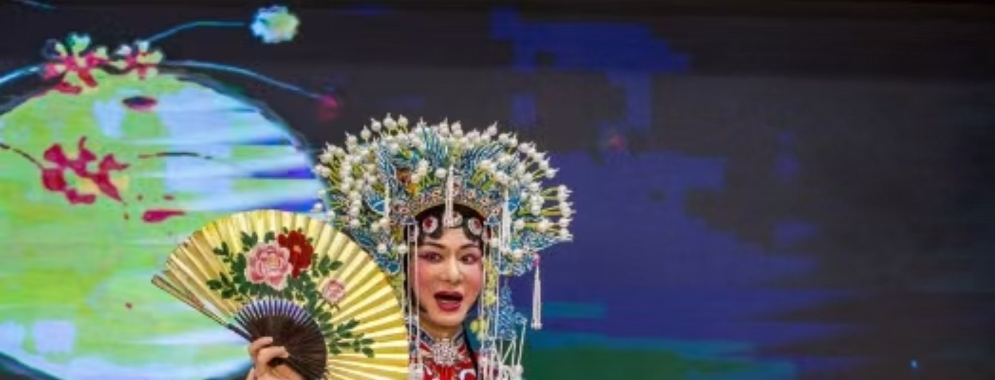 表演形式豐富，有手持摺扇的優雅身段，搭配傳統建築風格的裝飾，營造出濃郁的古典氛圍，讓觀眾沉浸式感受戲曲藝術與傳統文化的獨特魅力