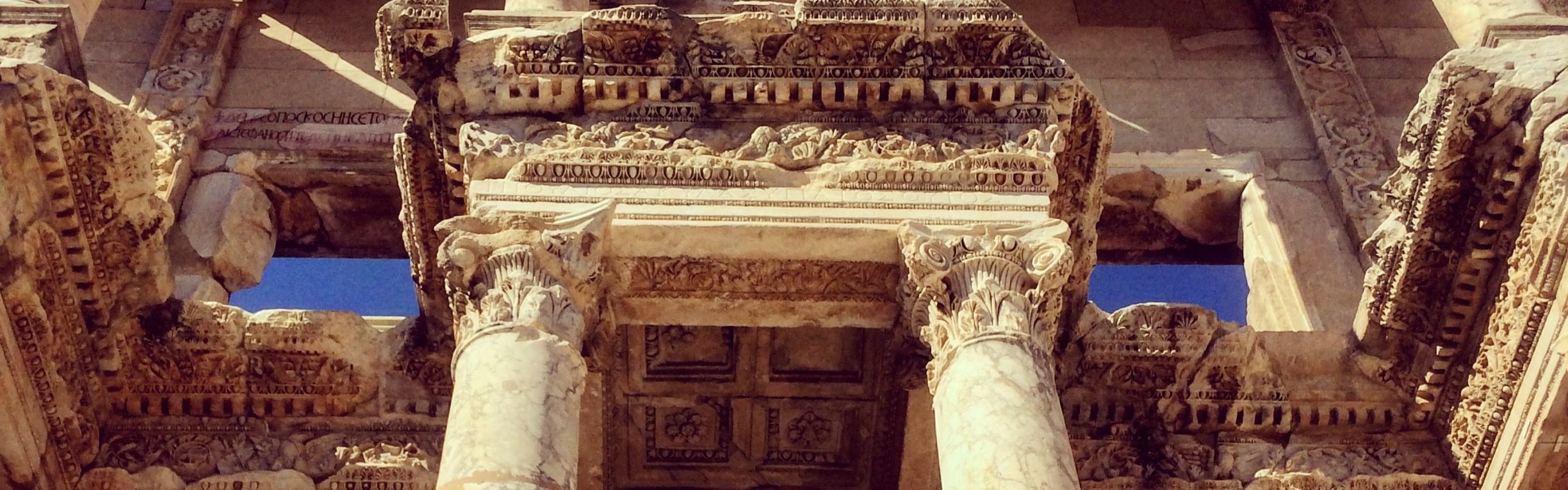 驚歎於塞爾蘇斯圖書館的標誌性外觀,它是古羅馬宏偉的象徵 驚歎於塞爾蘇斯圖書館的標誌性外觀,它是古羅馬宏偉的象徵