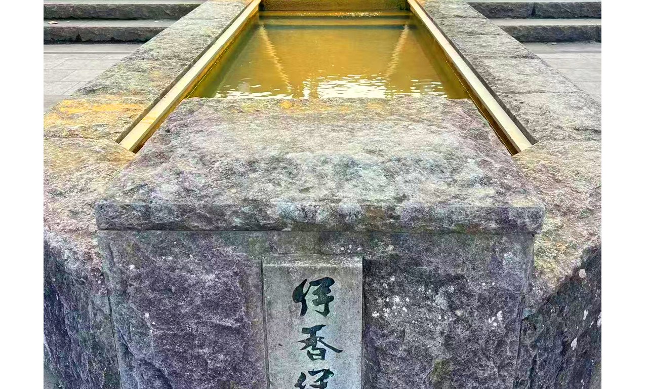 群馬縣擁有眾多溫泉小鎮,其中伊香保溫泉尤為著名,以石階街聞名,泉水富含鐵質,呈微黃褐色,適合緩解疲勞和改善肌膚。 遊客可體驗傳統日式溫泉旅館或公共浴池,享受溫泉泡湯的樂趣。無論是秋季觀紅葉、冬季暖身,還是放鬆身心,溫泉都是親子家庭與年輕遊客理想的休閒體驗。 群馬縣擁有眾多溫泉小鎮,其中伊香保溫泉尤為著名,以石階街聞名,泉水富含鐵質,呈微黃褐色,適合緩解疲勞和改善肌膚。 遊客可體驗傳統日式溫泉旅館或公共浴池,享受溫泉泡湯的樂趣。無論是秋季觀紅葉、冬季暖身,還是放鬆身心,溫泉都是親子家庭與年輕遊客理想的休閒體驗。